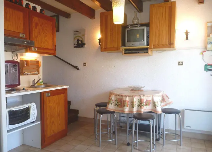 Charmante Maison Proche Avec Parking Prive Et Terrasse - Fr-1-387-84 *