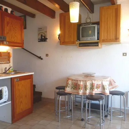 Charmante Maison Proche Avec Parking Prive Et Terrasse - Fr-1-387-84 *